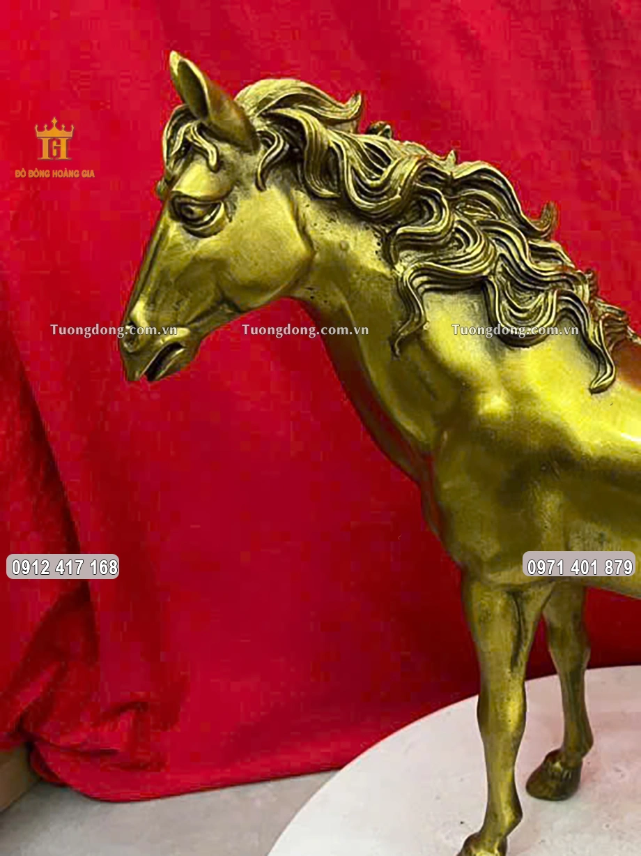 Lông bờm ngựa được chạm khắc uốn lượn, mềm mại